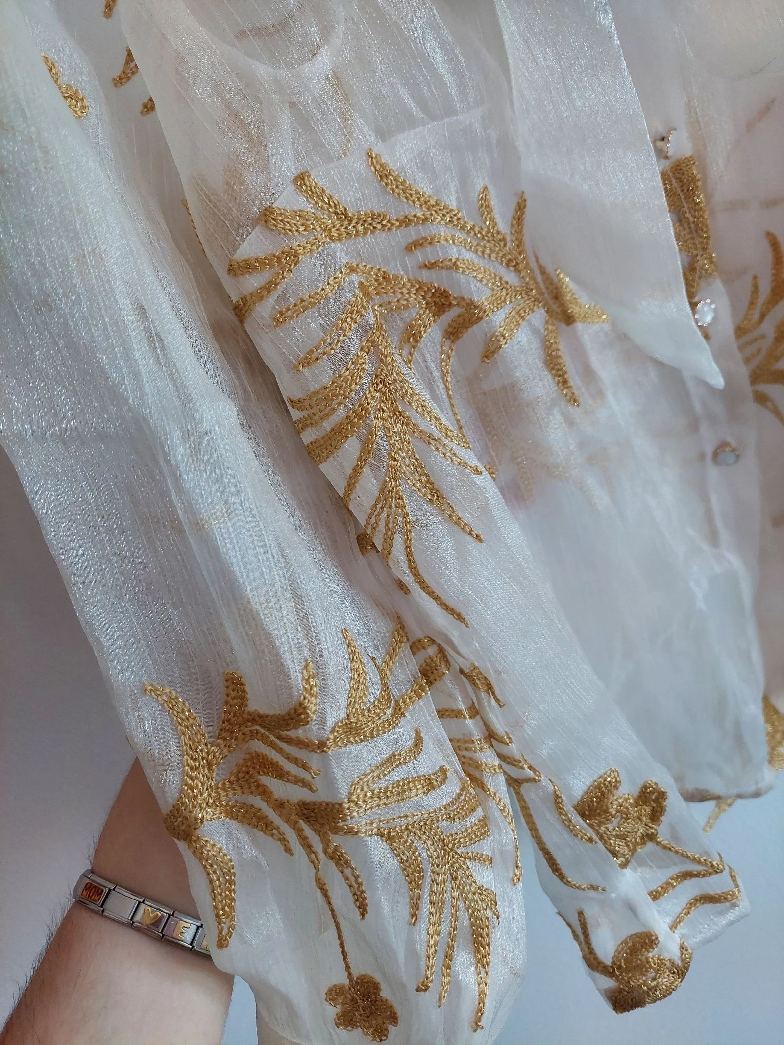 Deslumbrante Blusa Lily Rose Branca e Dourada com Pérolas – photo 3
